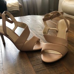 Nine West strappy nude heel. Size 8.